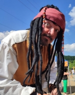 Pirat auf Stelzen der intensive Blick